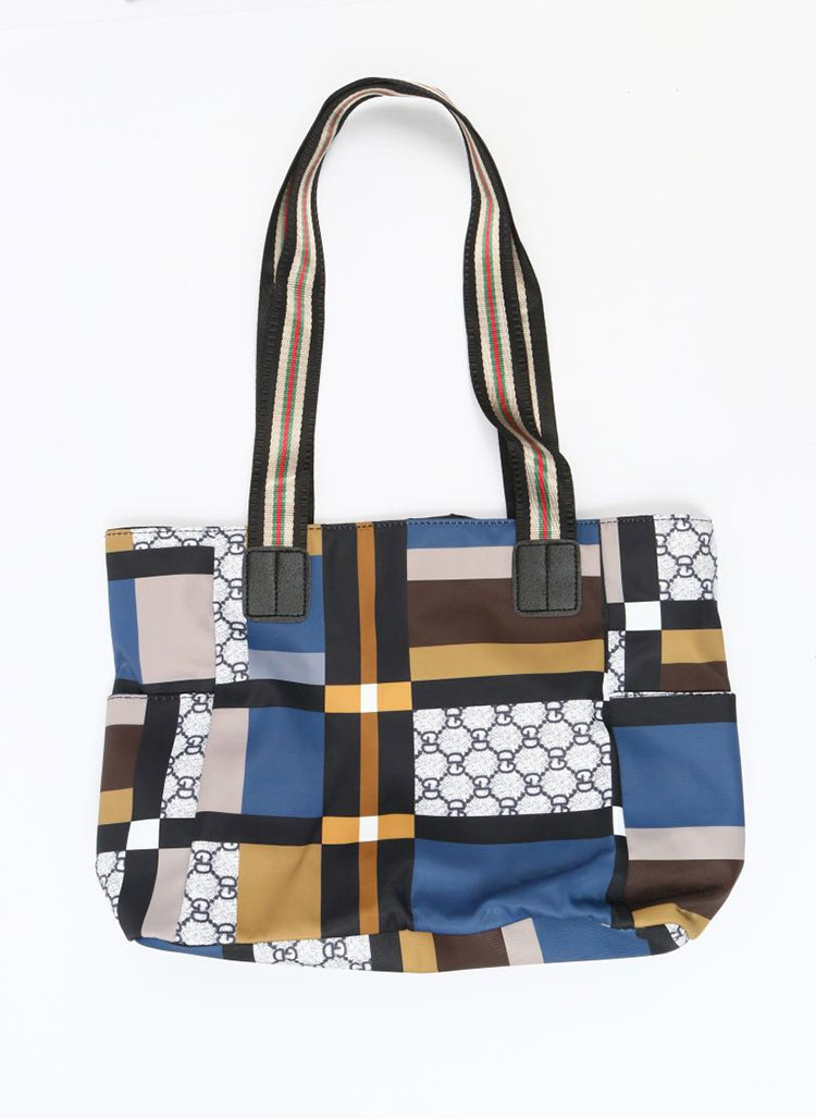 Səyahət zamanı böyük çiyin çantalarının praktikliyi